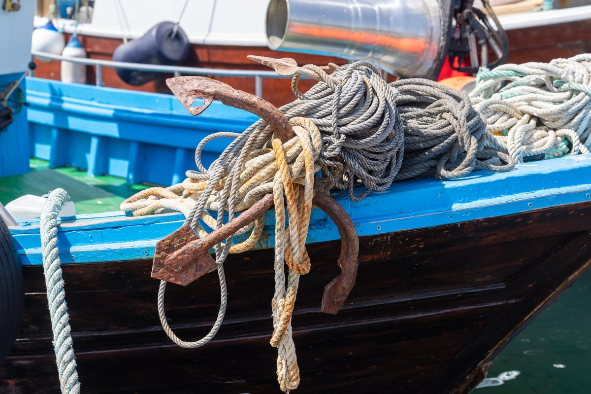 Anker og tau om bord i en fiskebåt